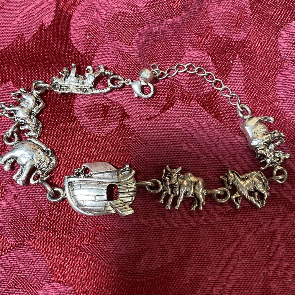 **** Noah’s Ark Silver Tone Charm Bracelet. Approximately 8” with 1.5” Extension